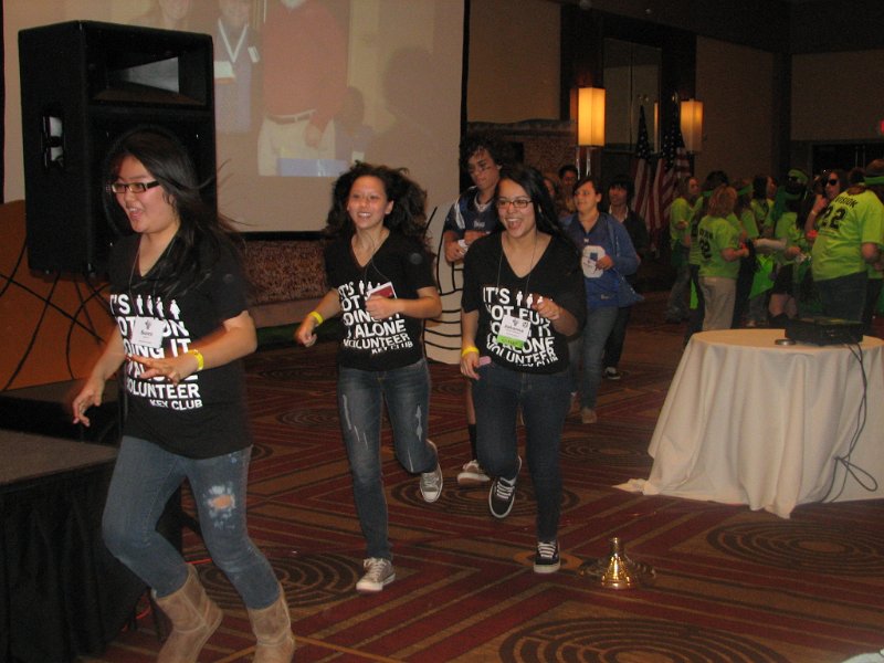 IMG_0652.JPG - They just keep running past and yelling.  The black shirts state “It’s no fun doing it alone: VOLUNTEER !”