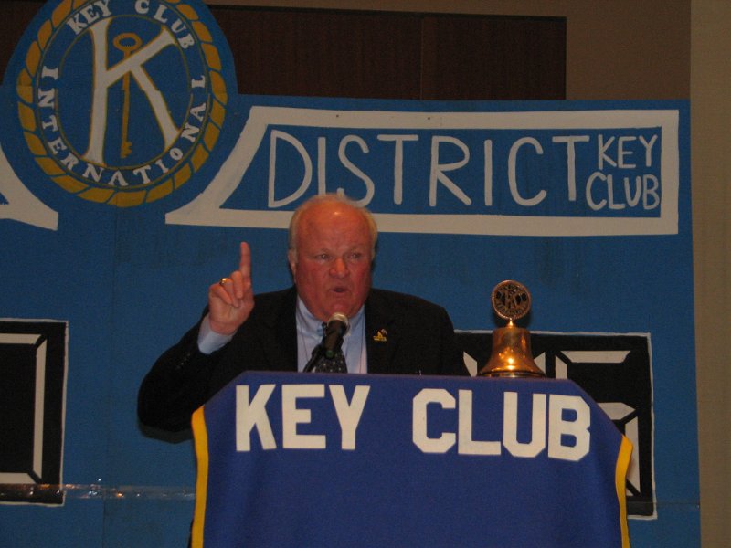 IMG_0729.JPG - Governor Tom also cited the coincidence of seeing approximately twenty heroes of the United States staying in the same hotel Friday night.  They are military personnel who in different past conflicts over the years have been awarded our country’s highest award, the “Congressional Medal of Honor”.  They had just returned by motor coach from the White House where they were honored by the President of the United States.  A number of DCON attendees lucky to be just outside the hotel when the men returned gave the honorees a most deserved ‘standing ovation and applause’ as they went into the hotel.  Governor Tom, a decorated Vietnam veteran, said they have earned our country’s greatest respect for their bravery and heroics.  Indeed they have.  Thanks, Tom.